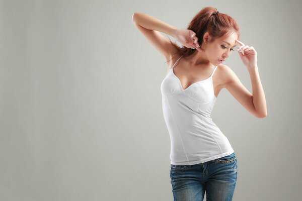 Pelirroja chica en camiseta y jeans