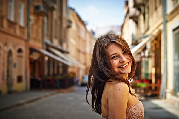 Sourire de fille dans la rue