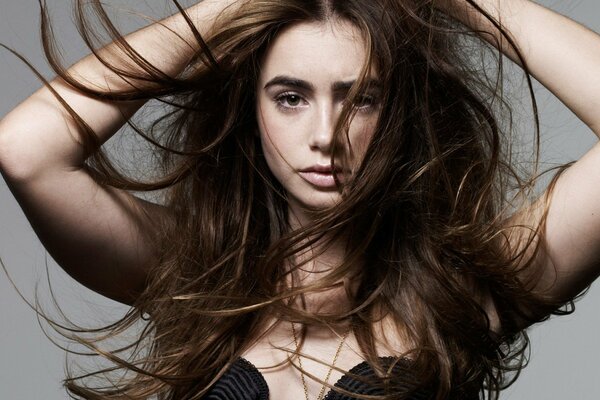 Lily Collins pozująca do kamery