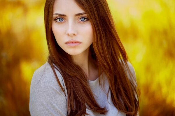 Portrait d une jeune fille Rousse dans un champ