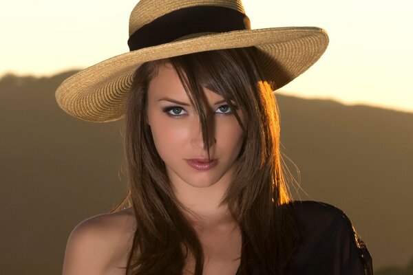 La mirada de una chica modelo en un sombrero