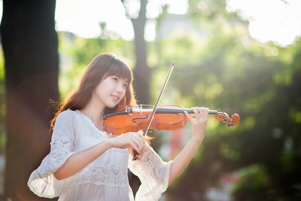 Violinista tocando música hermosa