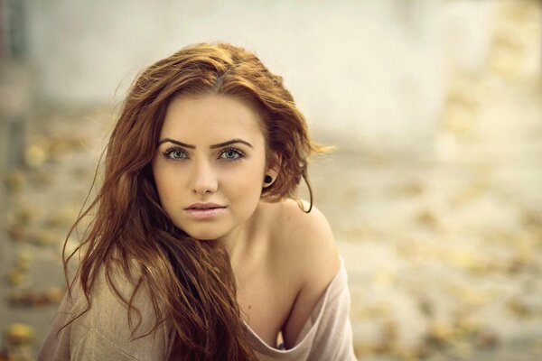 Foto di una bella ragazza dai Capelli rossi con effetto bokeh