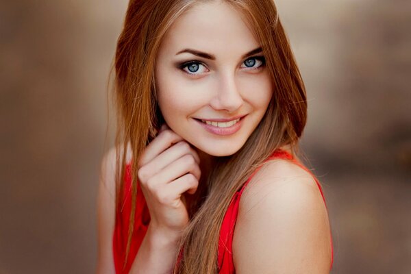 Portrait d une jeune fille aux cheveux roux et les yeux bleus