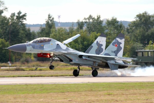 Despegue del caza multipropósito su - 30 de la fuerza aérea rusa