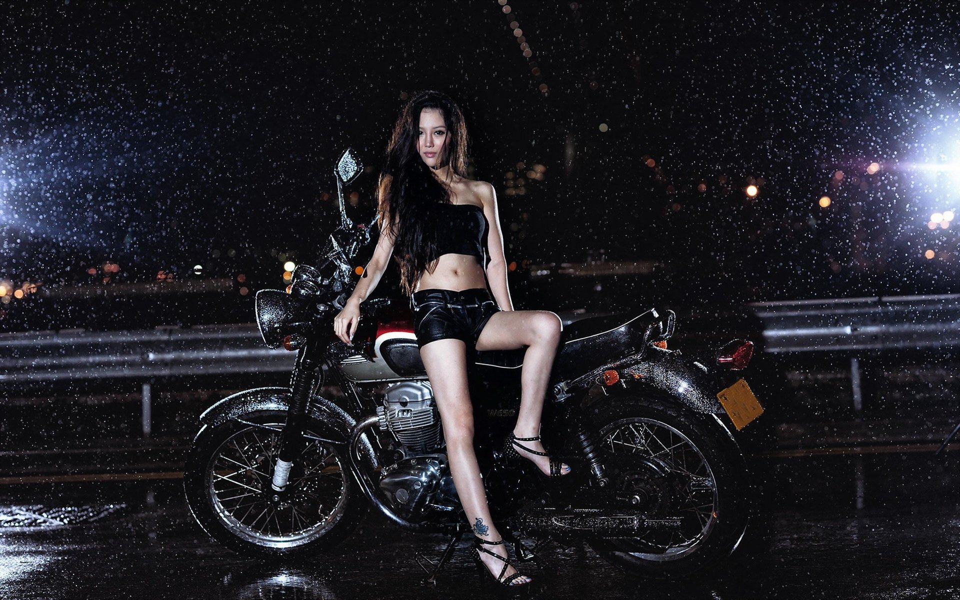 fille asiatique moto pluie