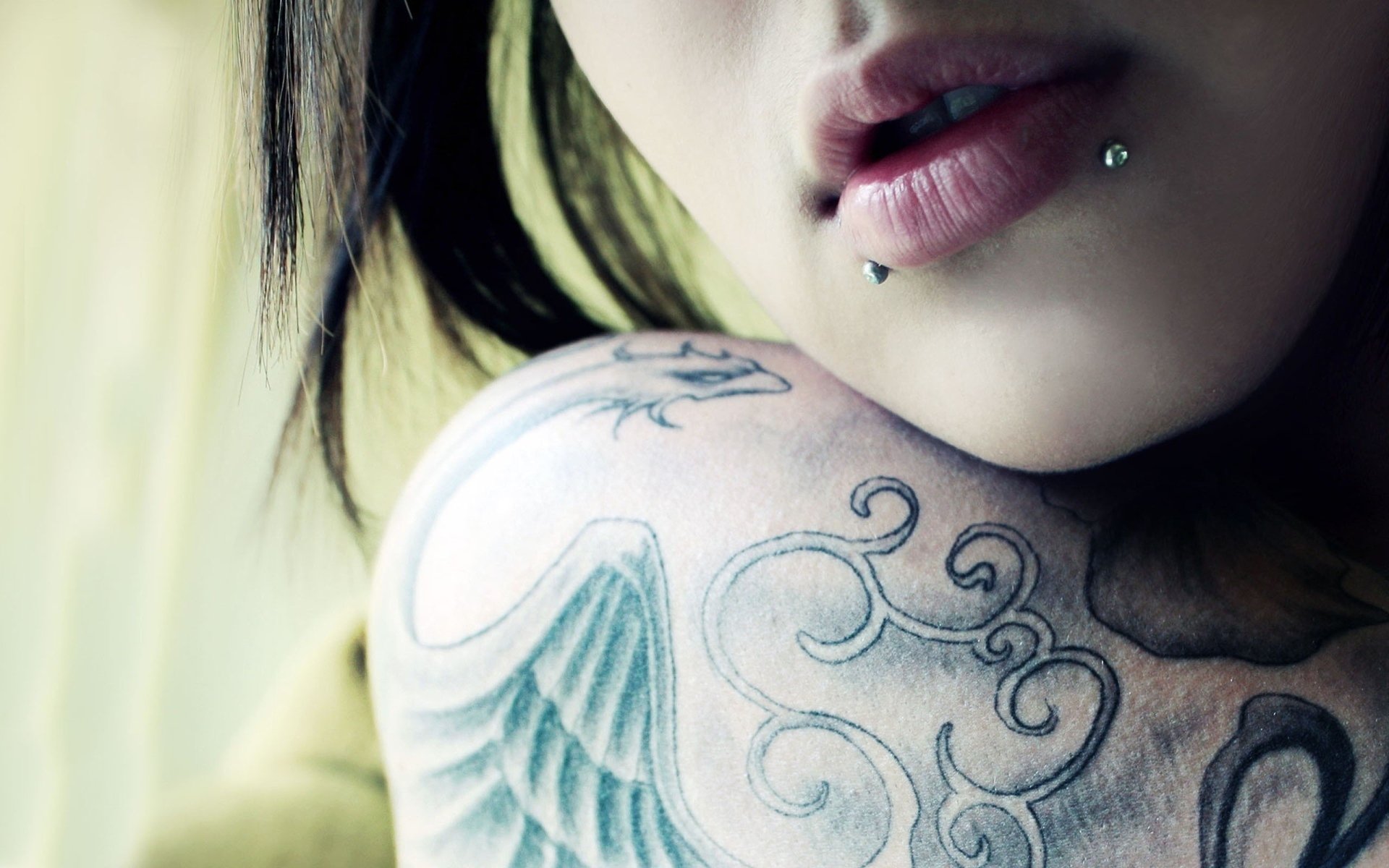 tattoo piercing lip