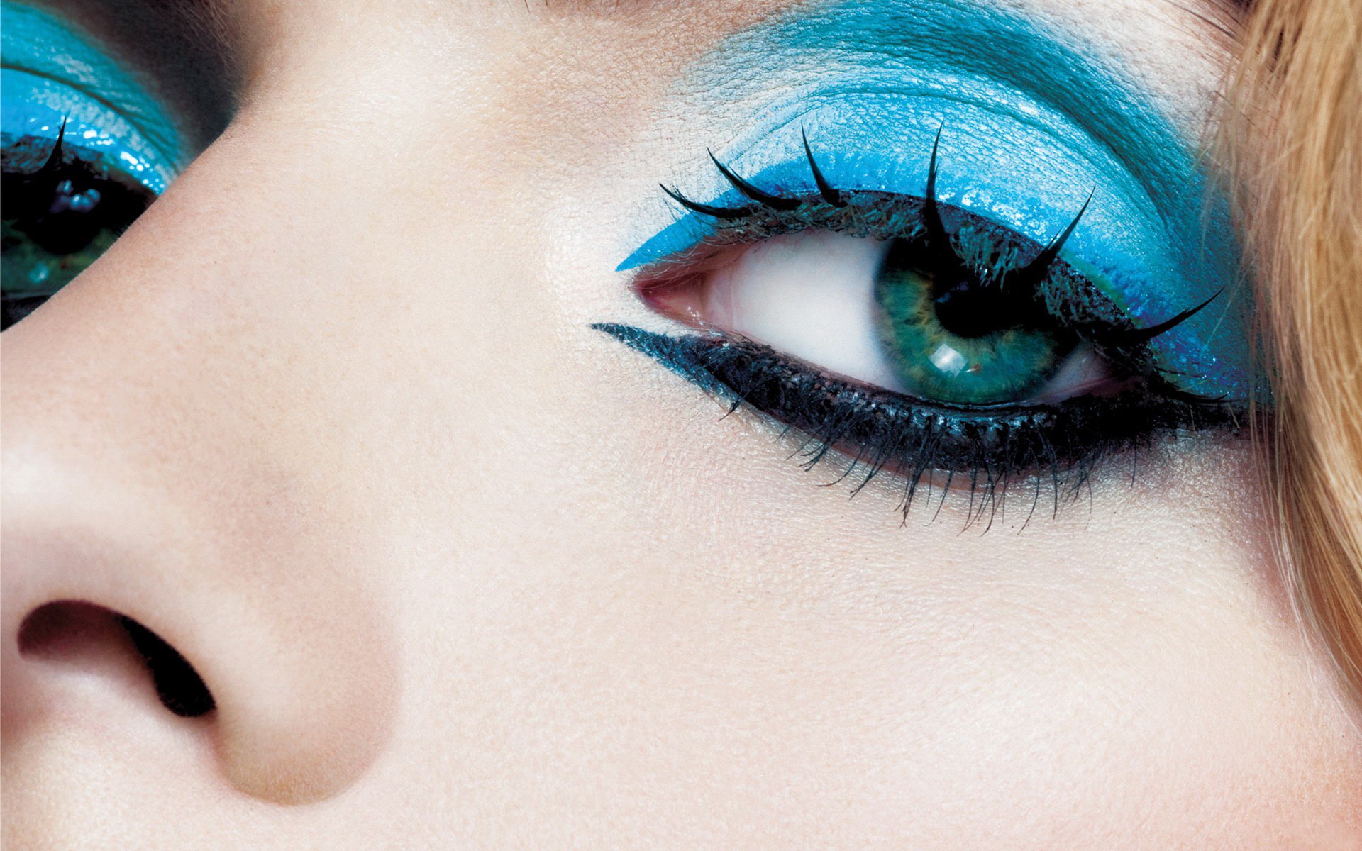 maquillaje de ojos colores brillantes azul negro