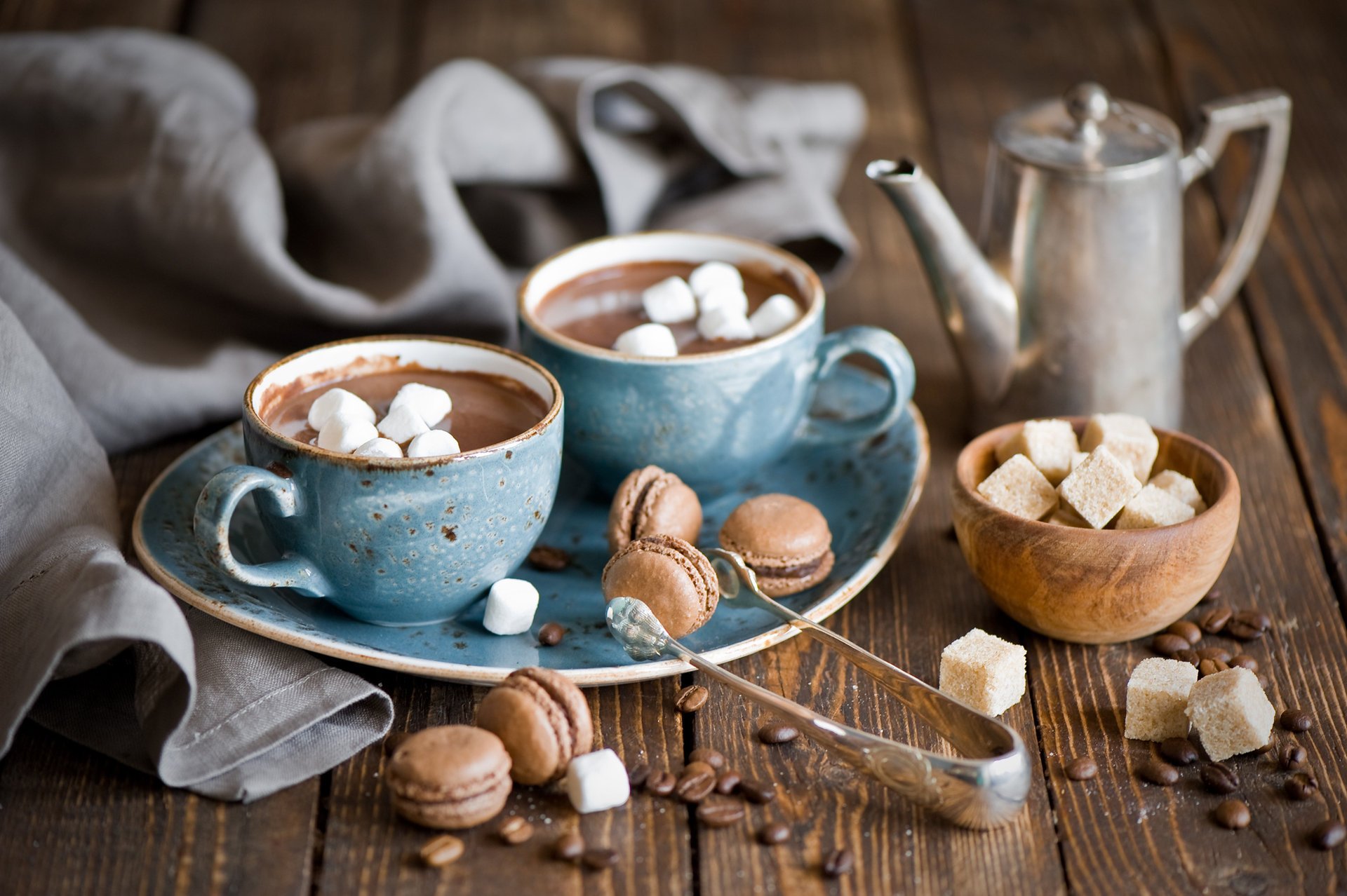 chocolat chaud macaron bouilloire tasses grains de café