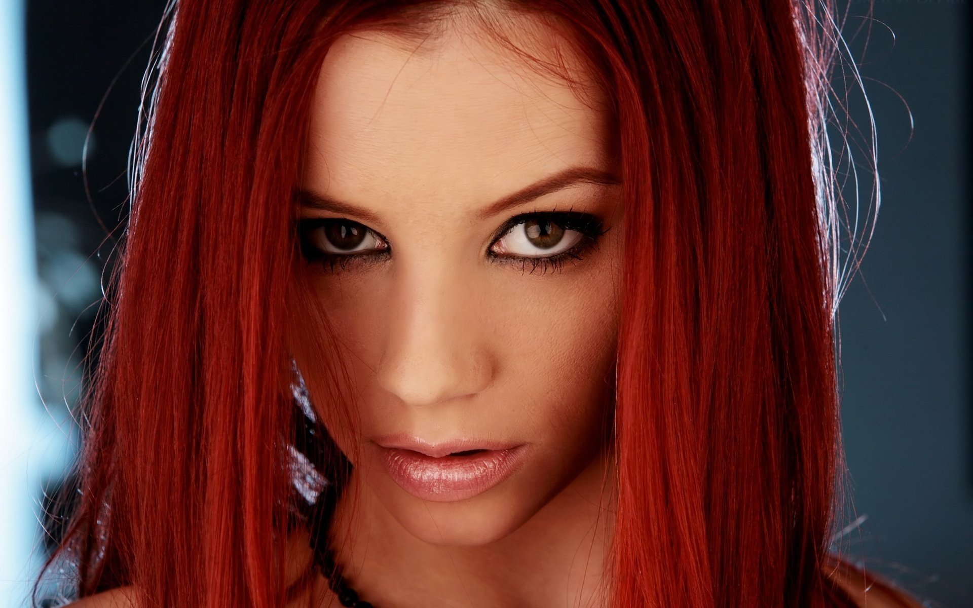 visage rouge cheveux regard ariel