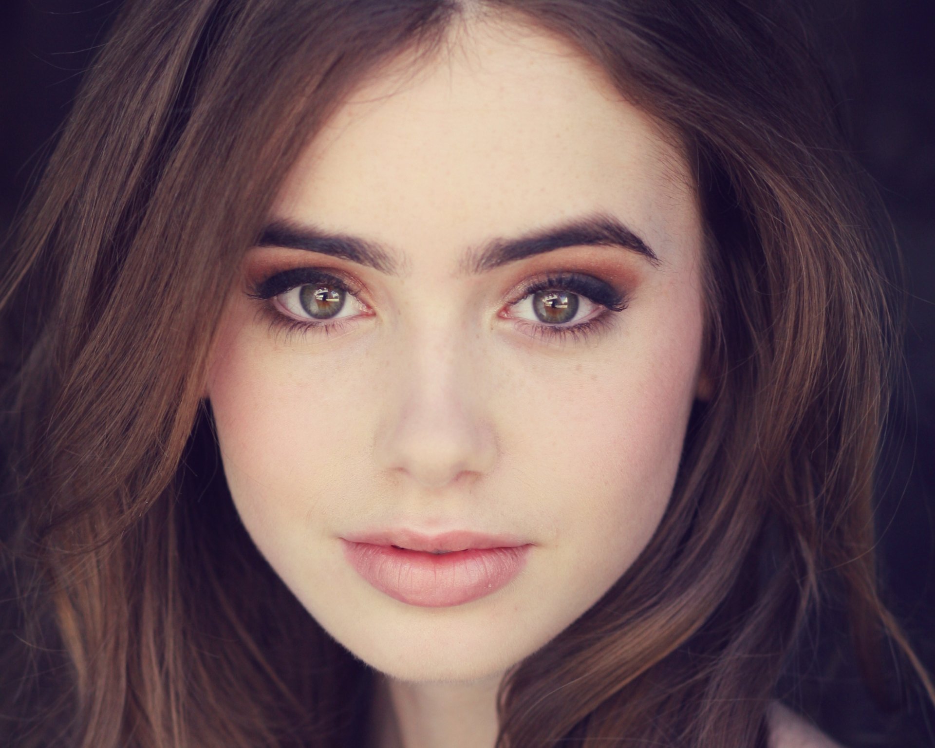 lily collins viso occhi sguardo foto