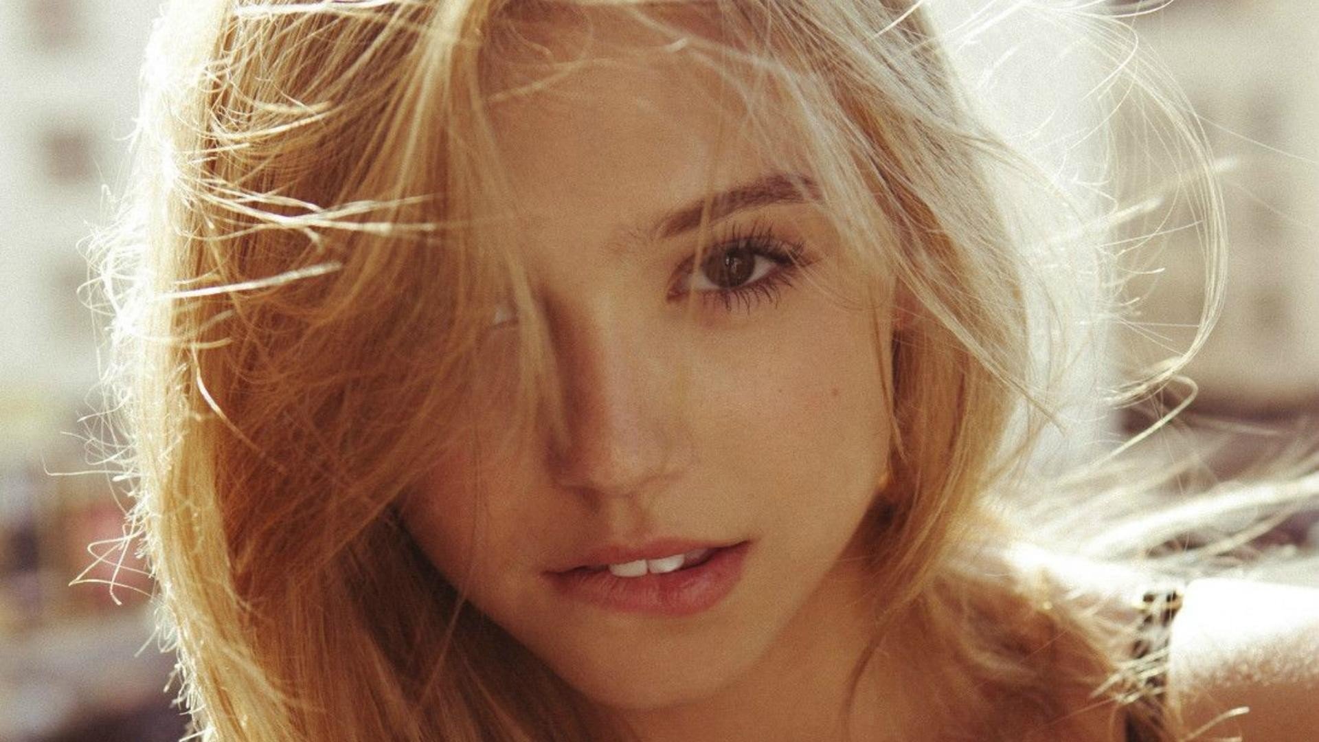 alexis ren bella ragazza bionda sguardo carino civetteria