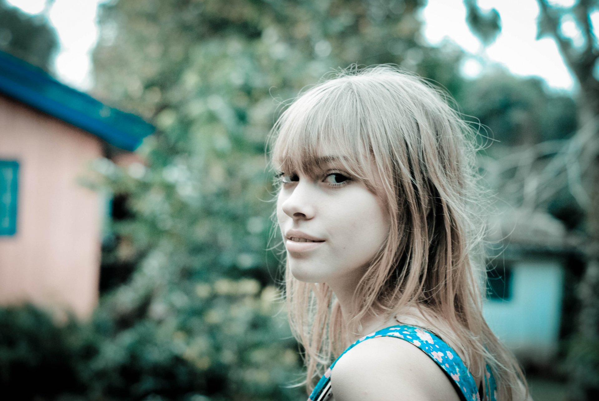 mood girl face look smirk smile mysterious look blur nature trees foliage leaves background wallpaper widescreen fullscreen widescreen eyes spot wide