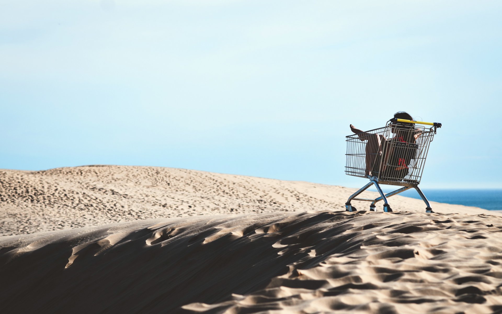 perdu dans les sables fille poussette situation