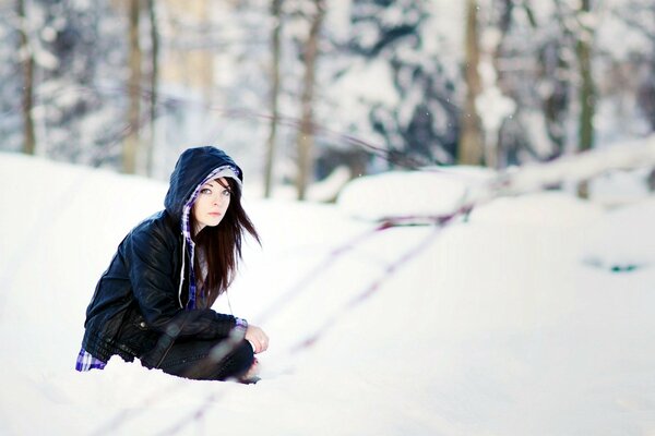 Mädchen in einer Jacke im Schnee