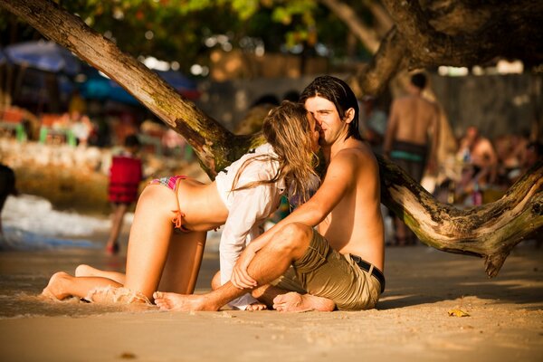 Amoureux mec et fille sur la plage