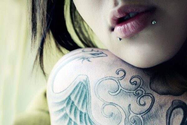 Mädchen mit Piercing und Tattoo