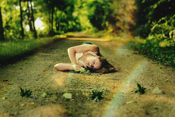 Ragazza sulla strada in posa per una foto