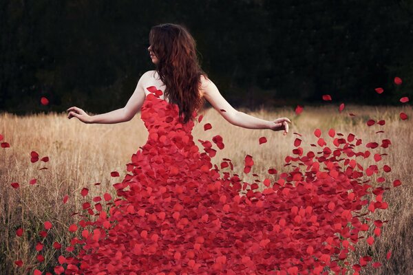 Ragazza in un vestito di petali rossi