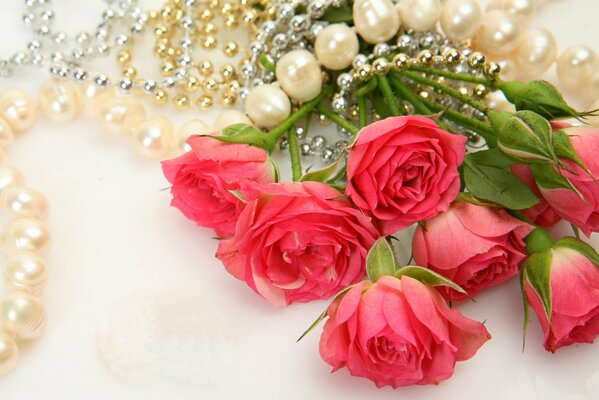 Rose de corail dans un collier de perles