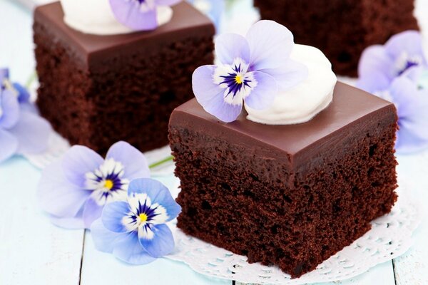 Brownie per dessert con fiori viola