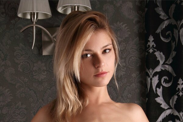 Belle blonde sur fond sombre