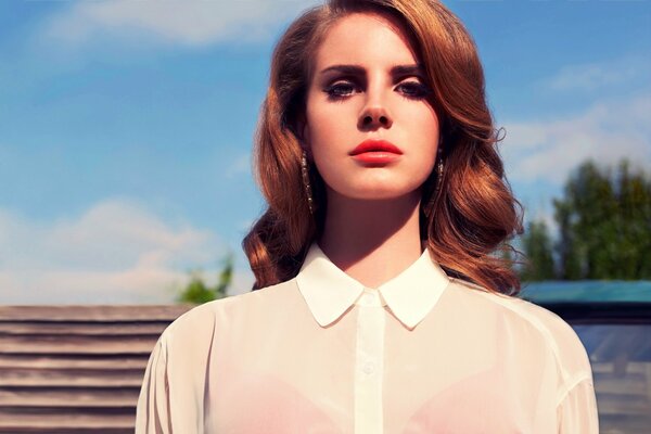 Lana Del Rey z czerwoną szminką