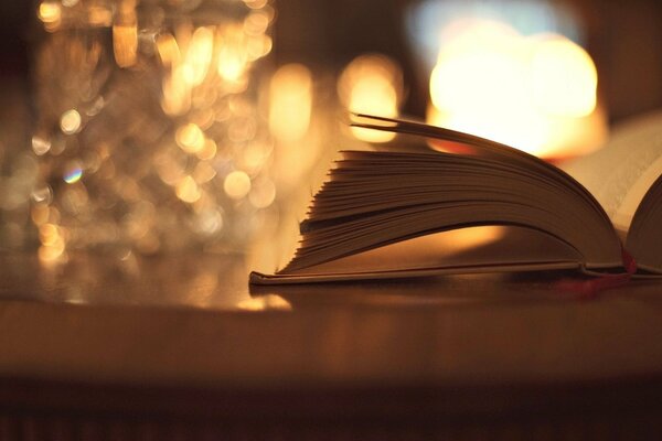 Livre ouvert sur fond flou bokeh