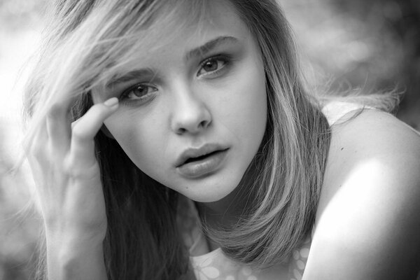 Retrato en blanco y negro de la actriz Chloe Moretz