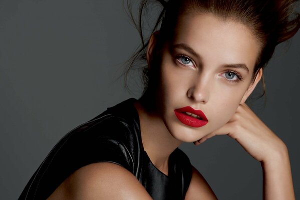 Modelo Barbara palvin con lápiz labial rojo