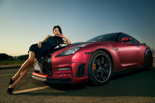 Fille et voiture Nissan gt-r