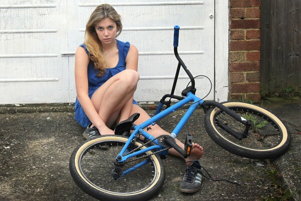 La niña se metió en una mala situación en la bicicleta