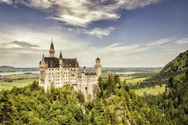 Bayerisches Schloss auf Hügeln inmitten des Waldes