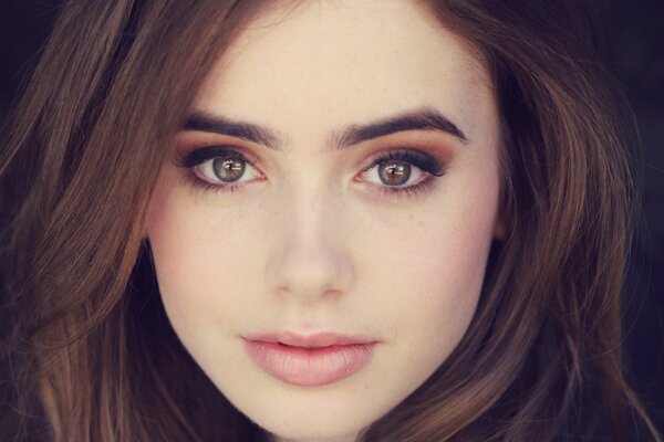 Faccia Di Lily Collins