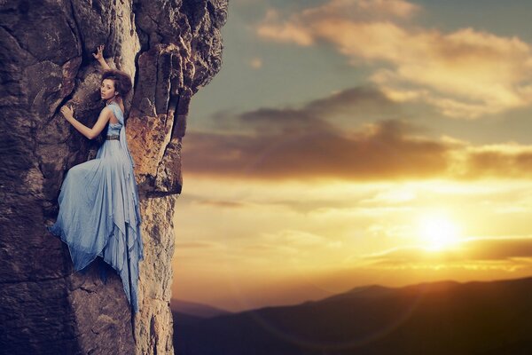 Mädchen auf einem Felsen bei Sonnenuntergang