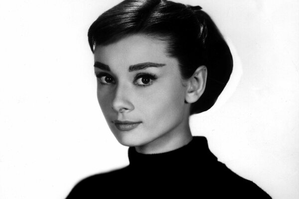 Schwarz-Weiß-Foto der berühmten Schauspielerin audrey hepburn