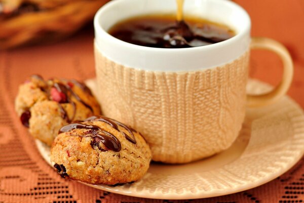 Tazza di tè con biscotti al cioccolato