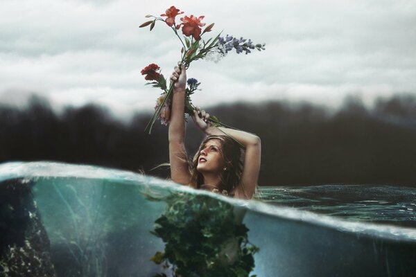 Foto de una niña en el agua con flores