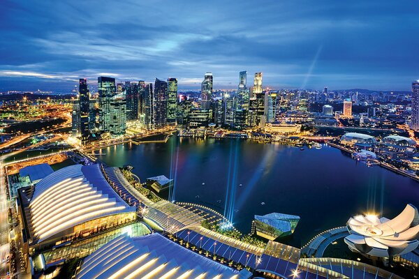 Abendlichter in der Dämmerung von Singapur