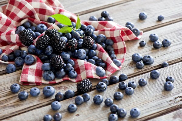 Moras y arándanos en la mesa