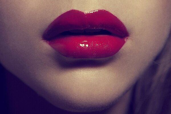 Rossetto rosso su labbra succose