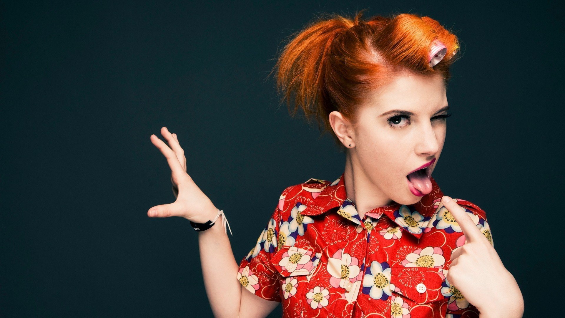 hayley williams ruda lokówki gest ręce język