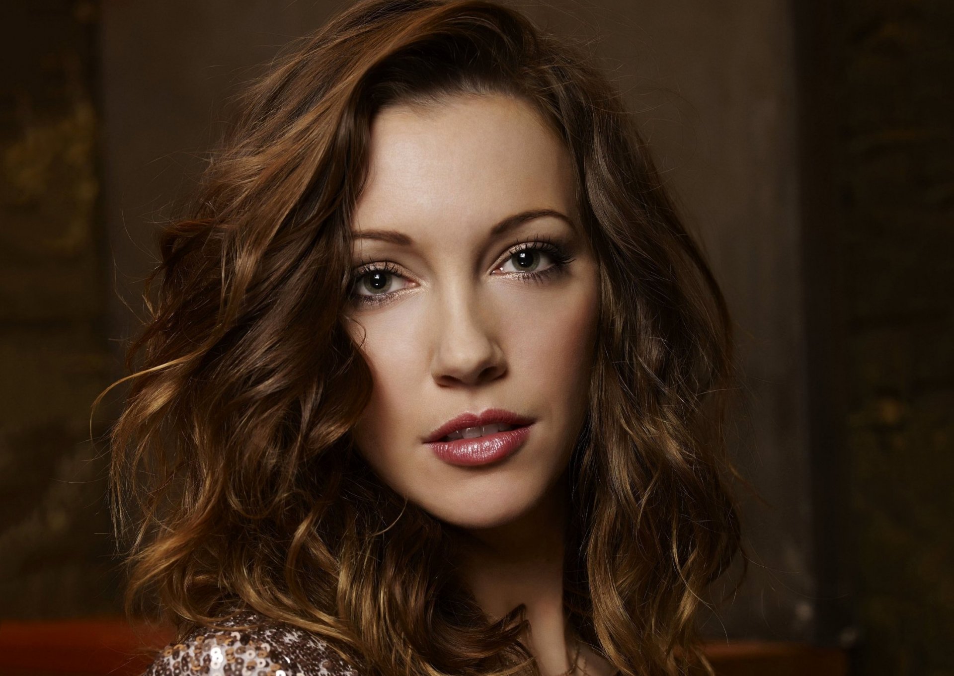 pfeil pfeil tv-serie laurel lance schauspielerin katie cassidy mädchen braunhaarige locken gesicht