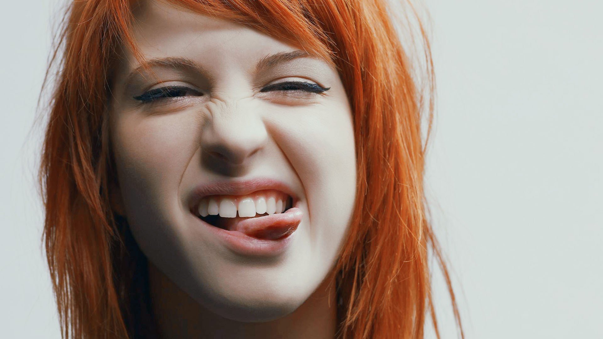 hayley williams cantante pelirroja lengua cara