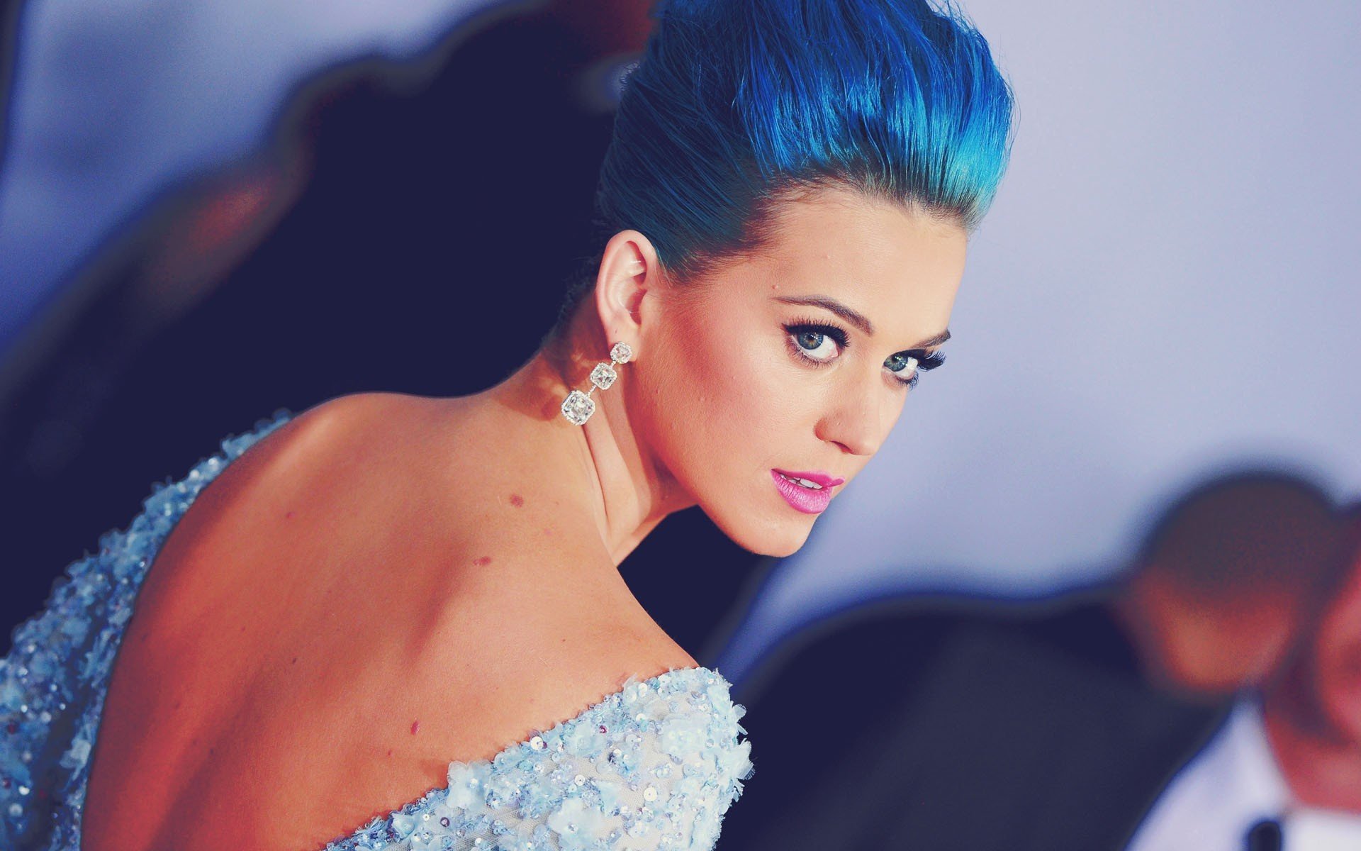 katy perry fille célébrité musique chanteur bleu cheveux regard dos boucles d oreilles boucles d oreilles