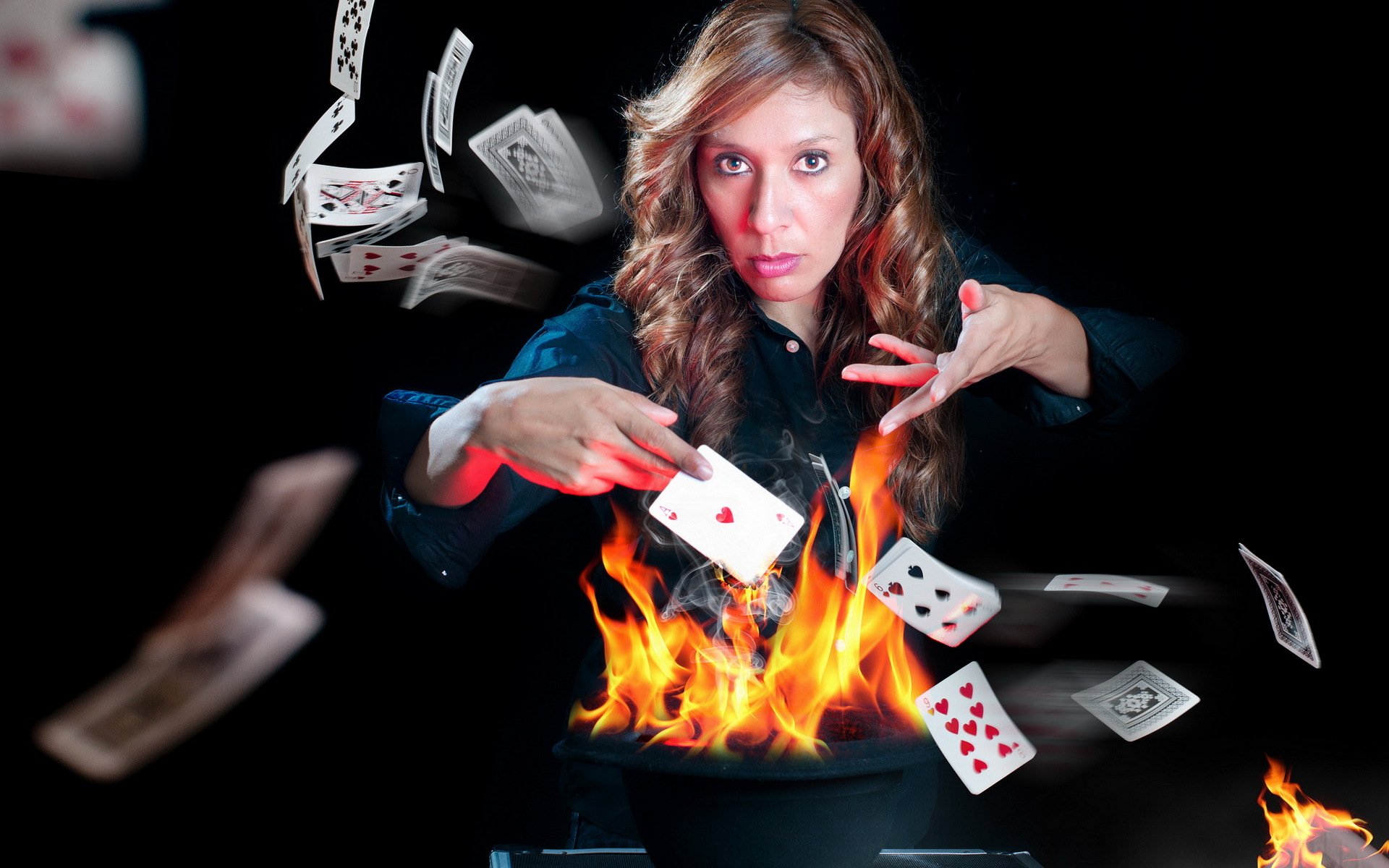 ragazza carte fuoco situazione gioco