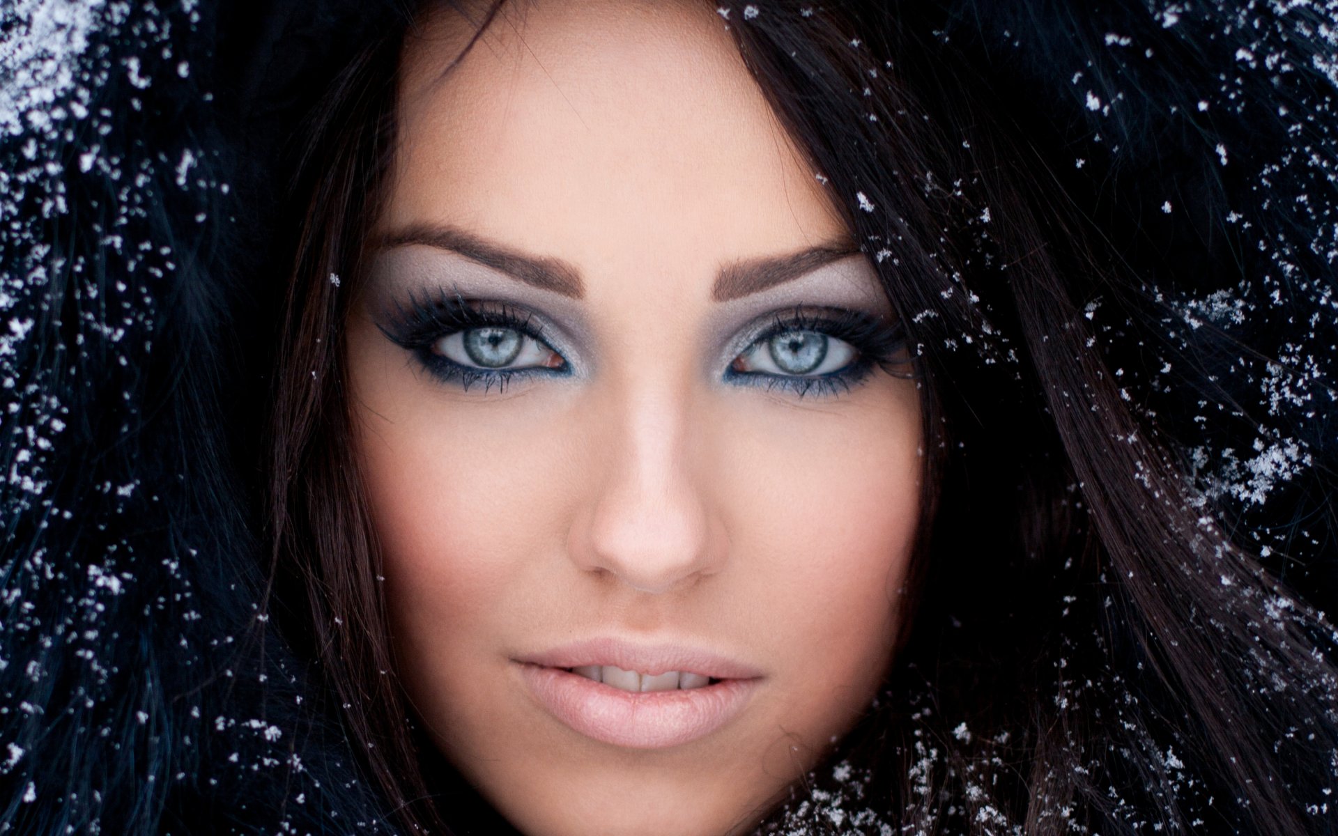 mädchen brünette gesicht augen wimpern aussehen make-up kapuze fell winter schnee