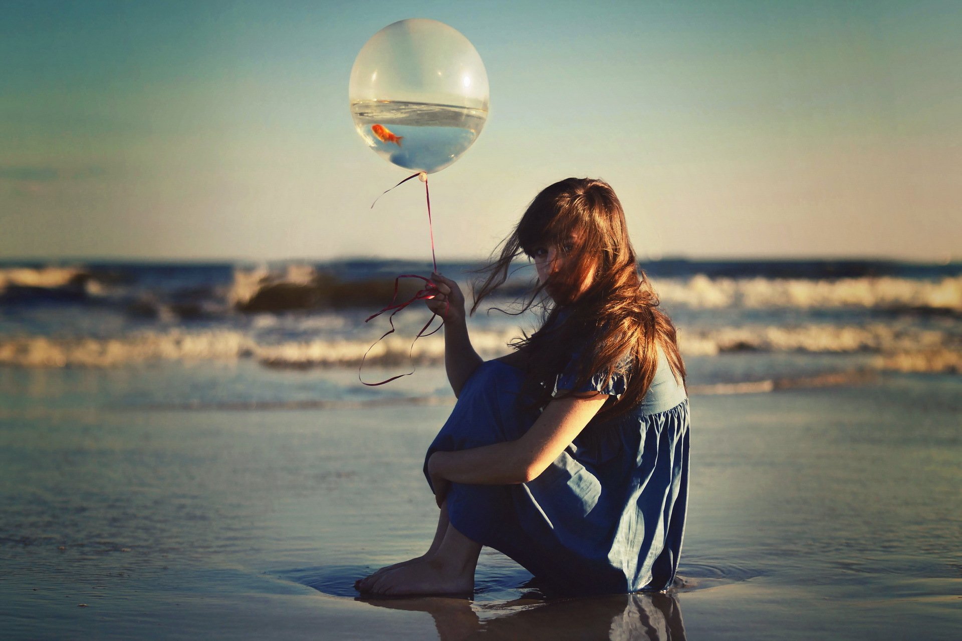 ragazza mare palla pesce situazione