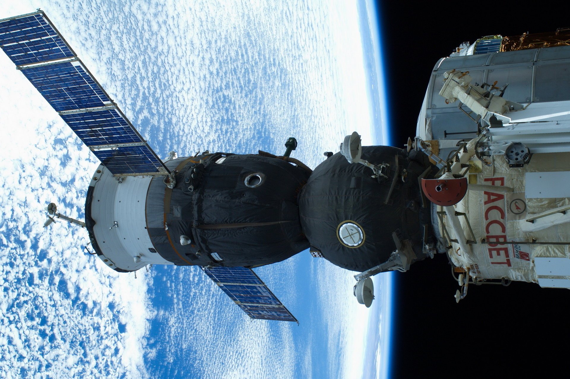 pace soyuz tma iss earth