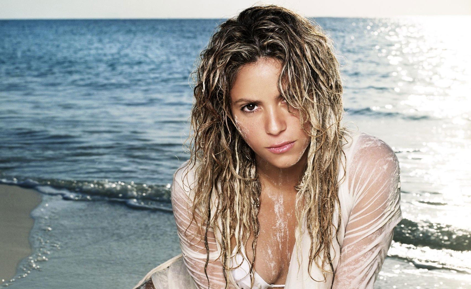 musik sängerin shakira mädchen blond haare locken sonnenbrand meer wasser